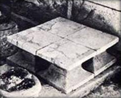 'incurved altar' from Archanes, in Luce 189.JPG