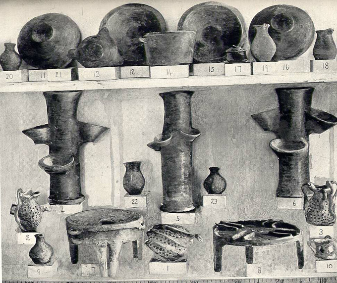 Snake cult object coll fr Cnossos houses, Evans PM 4, 138.jpg