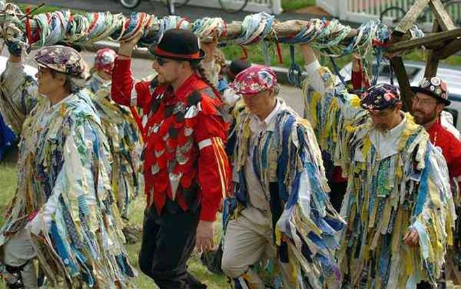Revels 381, bringing Maypole up the Hill.jpg